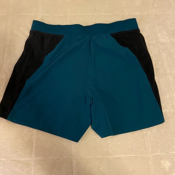 Women’s Under Armor Fitted Heat Gear Shorts - Picture 3 of 4